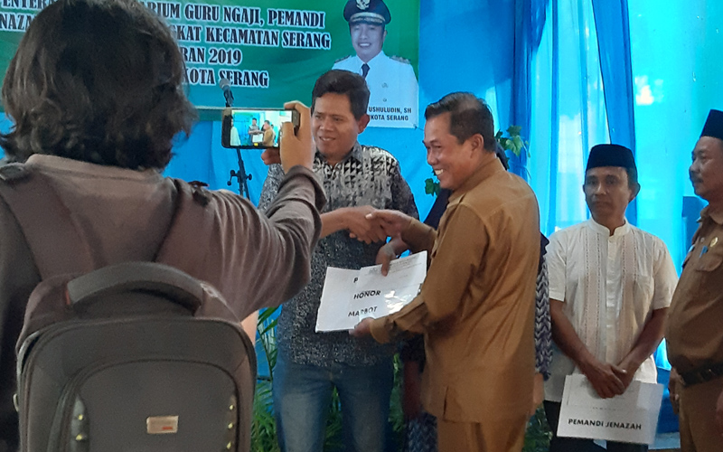 Penyerahan Honorarium Guru Ngaji, Pemandi Jenazah dan Marbot di Kecamatan Serang TA 2019