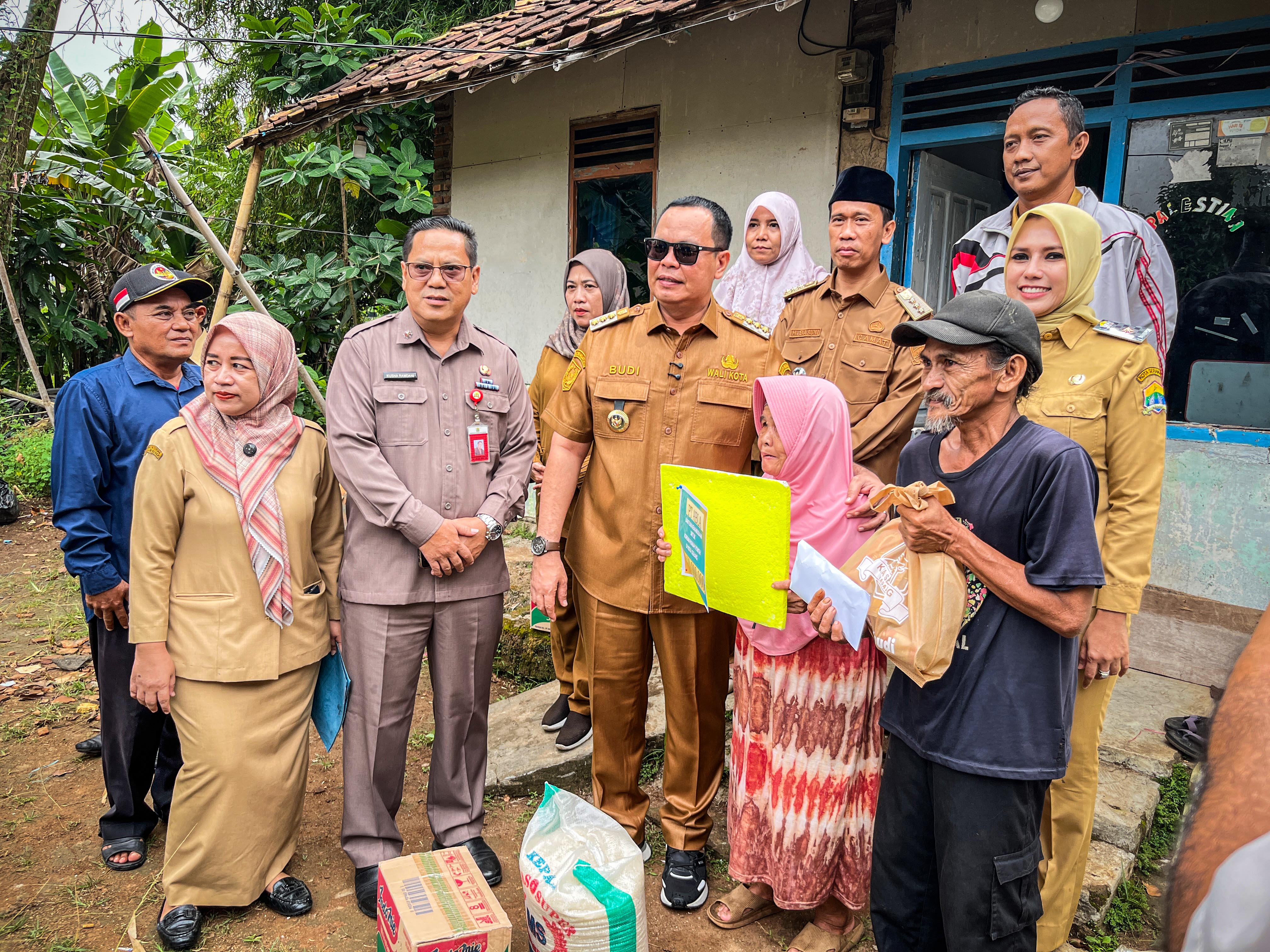 MENDAMPINGI BAPAK WALI KOTA SERANG DALAM KUNJUNGAN KEPADA IBU IKA DI LINGKUNGAN CIJAWA MASJID, KELURAHAN CIPARE - SELASA, 28 APRIL 2026