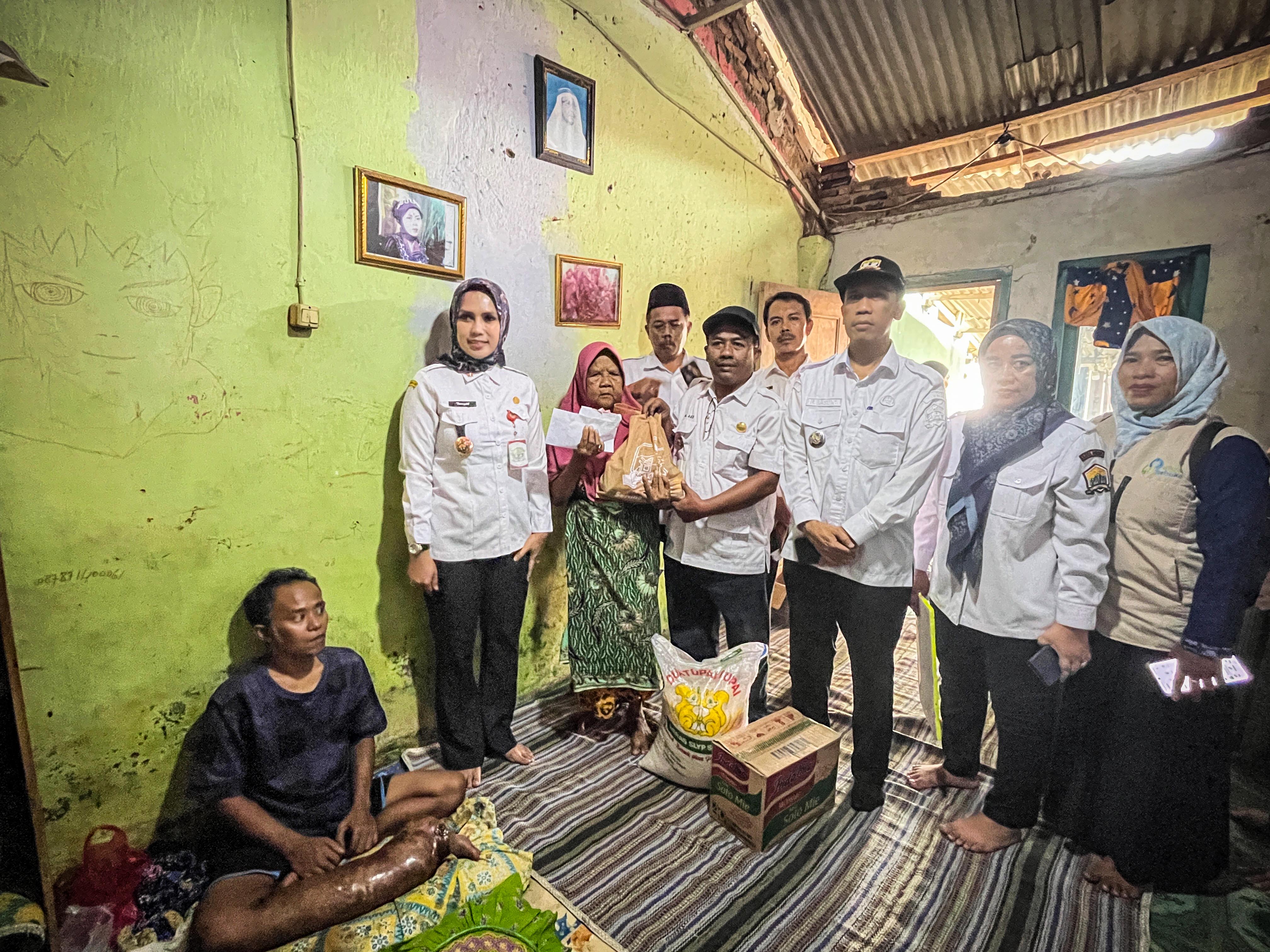 MENDAMPINGI STAF AHLI WALI KOTA SERANG DALAM KEGIATAN PENYERAHAN BANTUAN REHABILITASI RUMAH TIDAK LAYAK HUNI (RTLH) DI KELURAHAN SUKAWANA, KECAMATAN SERANG - RABU, 29 APRIL 2026