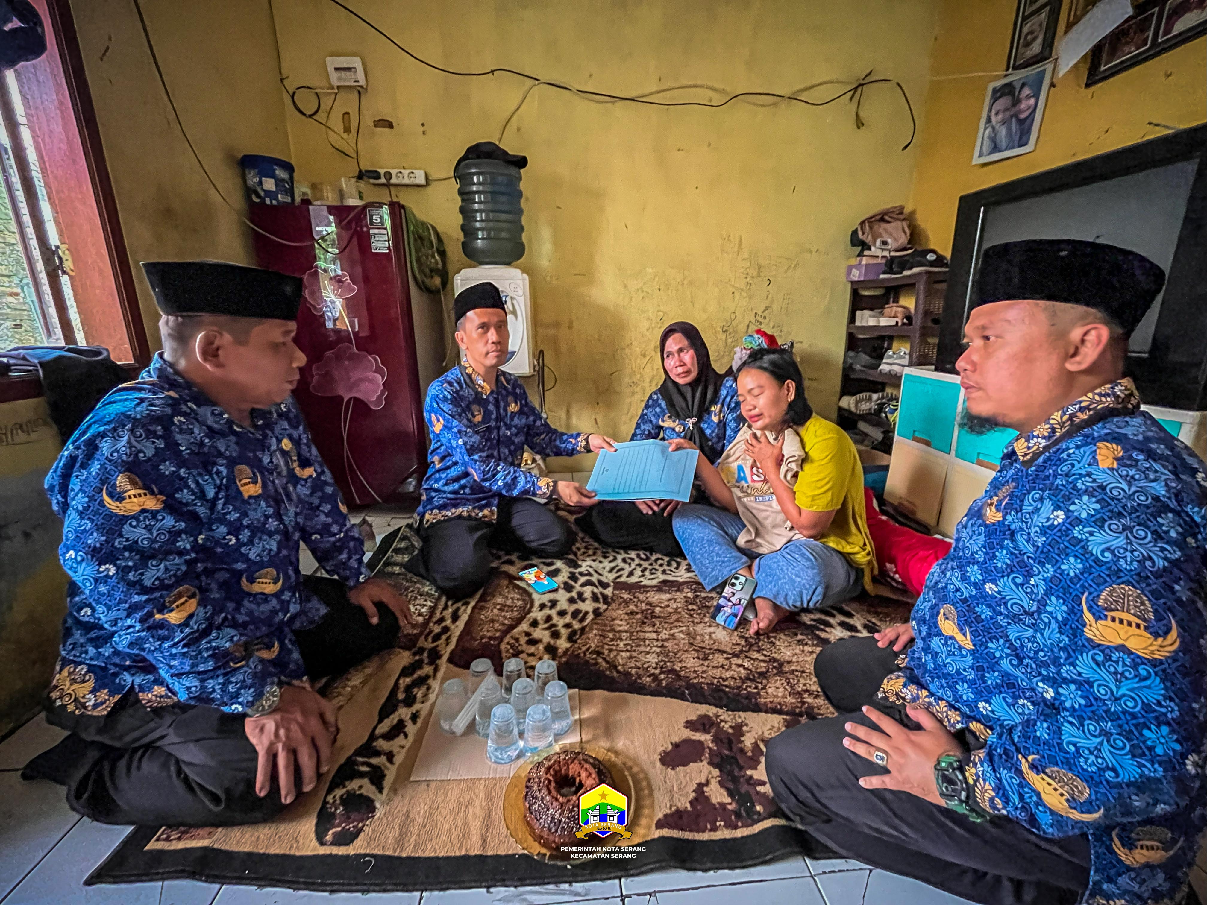 PEMBERIAN BANTUAN KEPADA WARGA KELURAHAN CIMUNCANG - SENIN, 01 DESEMBER 2025