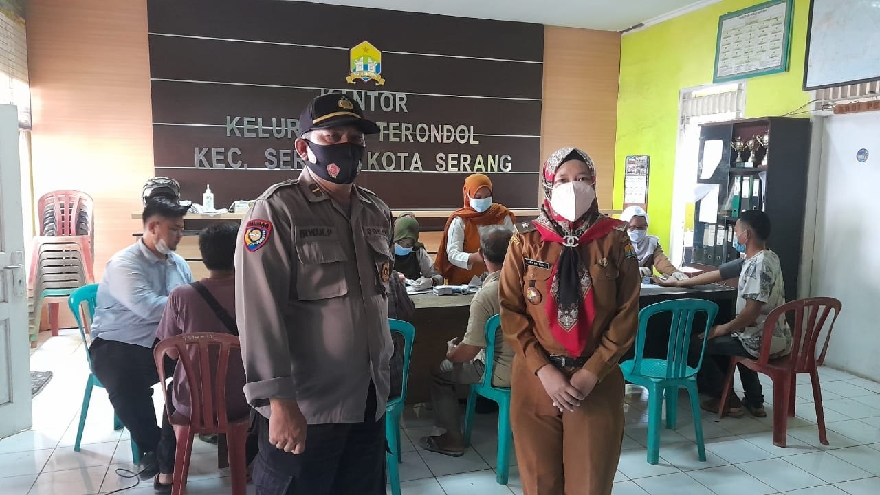 Kegiatan vaksinasi di kantor Kelurahan Tetondol bekerja sama dengan Pemerintah Kota Serang dan Puskesmas Rau