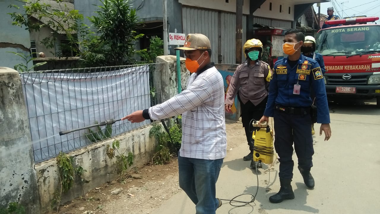 DAMKAR melakukan penyemprotan Disinfektan di Kelurahan Kotabaru