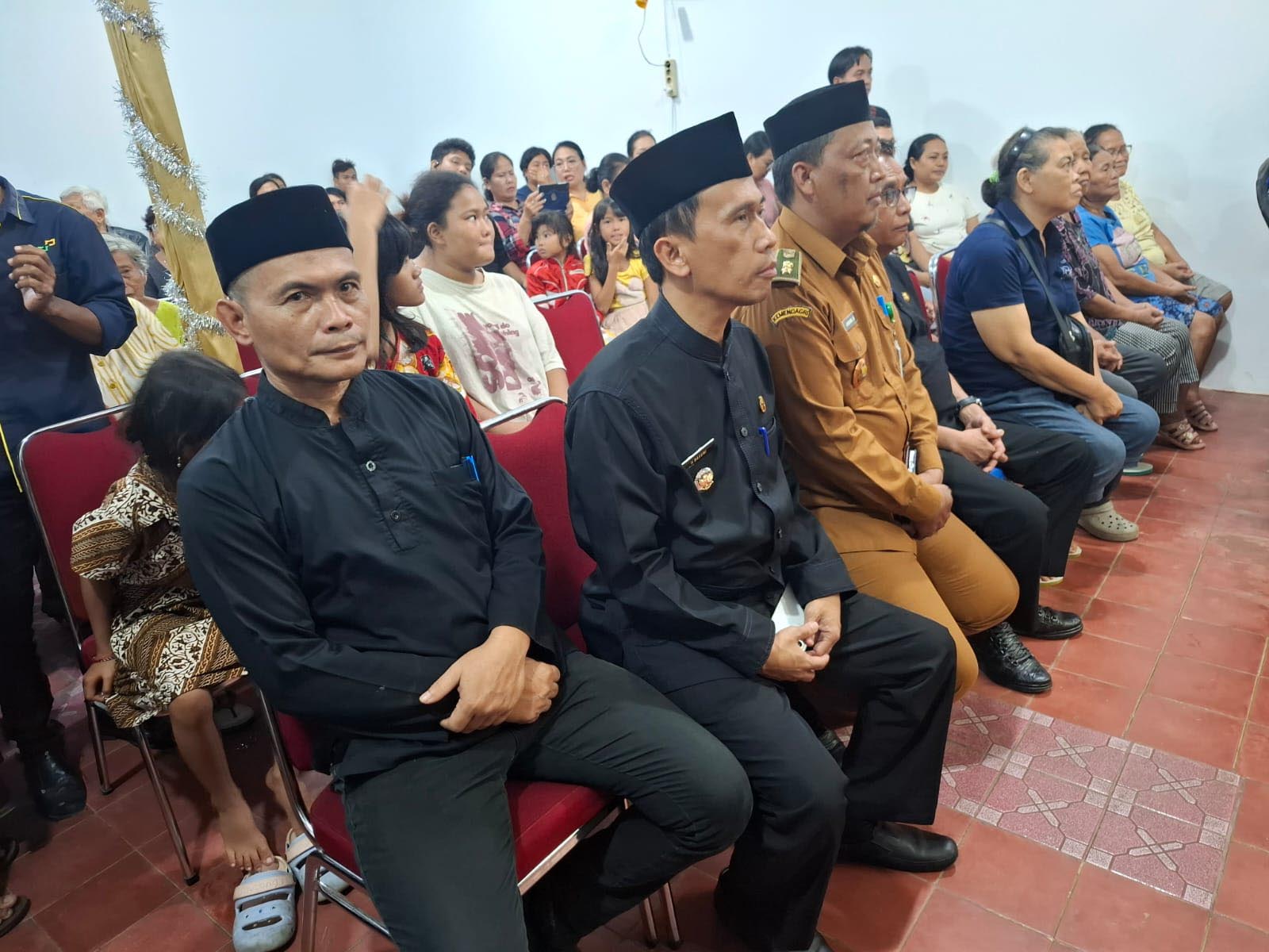 MENDAMPINGI BAPAK WALI KOTA SERANG DALAM RANGKA PEMBERIAN BANTUAN KEPADA WARGA TIDAK MAMPU (NON MUSLIM / UMAT KRISTIANI) - SENIN, 22 DESEMBER 2025