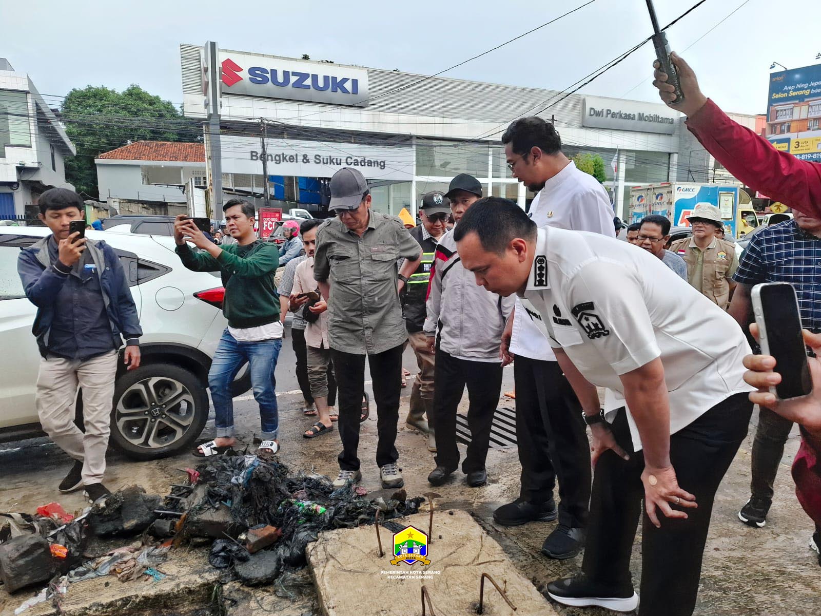 MENDAMPINGI WALIKOTA SERANG DALAM MONITORING SUNGAI/KALI PENYEBAB BANJIR DI LINGKUNGAN SUMUR MAJA KELURAHAN KAGUNGAN KECAMATAN SERANG - JUM'AT, 02 JANUARI 2026