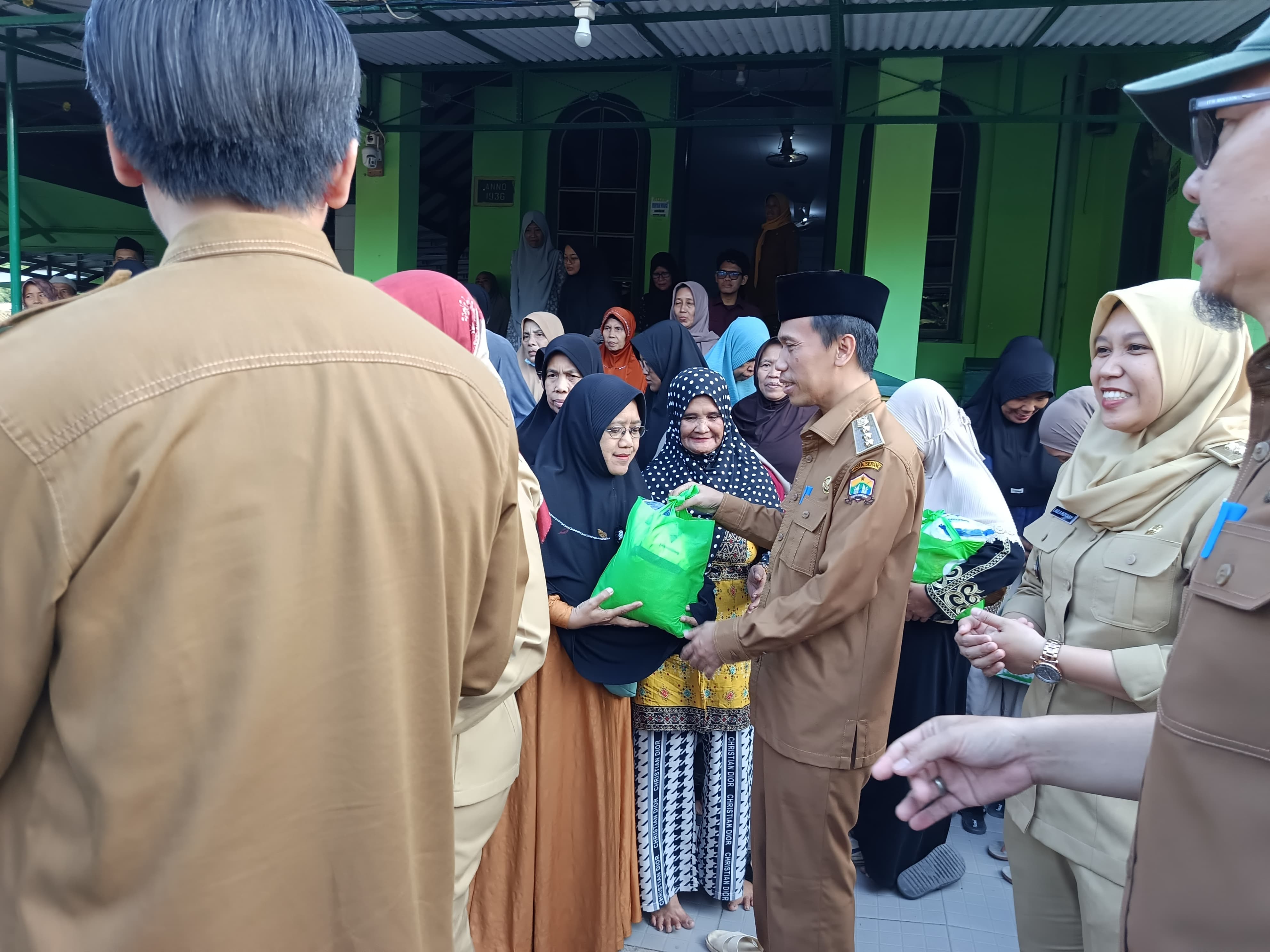 PEMBAGIAN PAKET SEMBAKO KEPADA WARGA DI LINGKUNGAN KAUJON, KELURAHAN SERANG -SENIN, 16 APRIL 2026